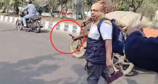 ছুটি নিয়ে বিবাদ, সহকর্মীদের উপর ছুরি হাতে হামলা সরকারি কর্মীর